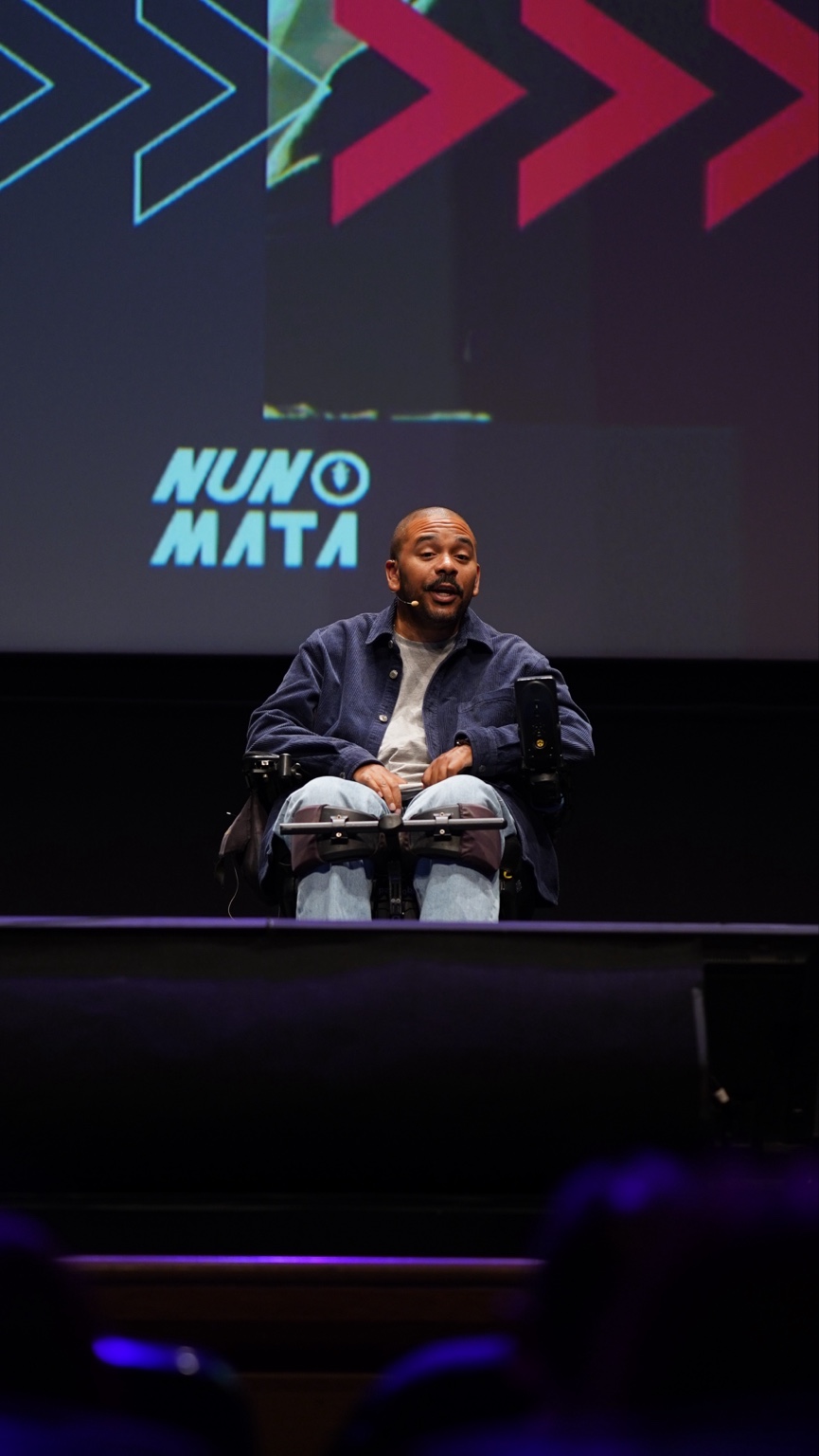 Nuno Mata a falar num grande palco